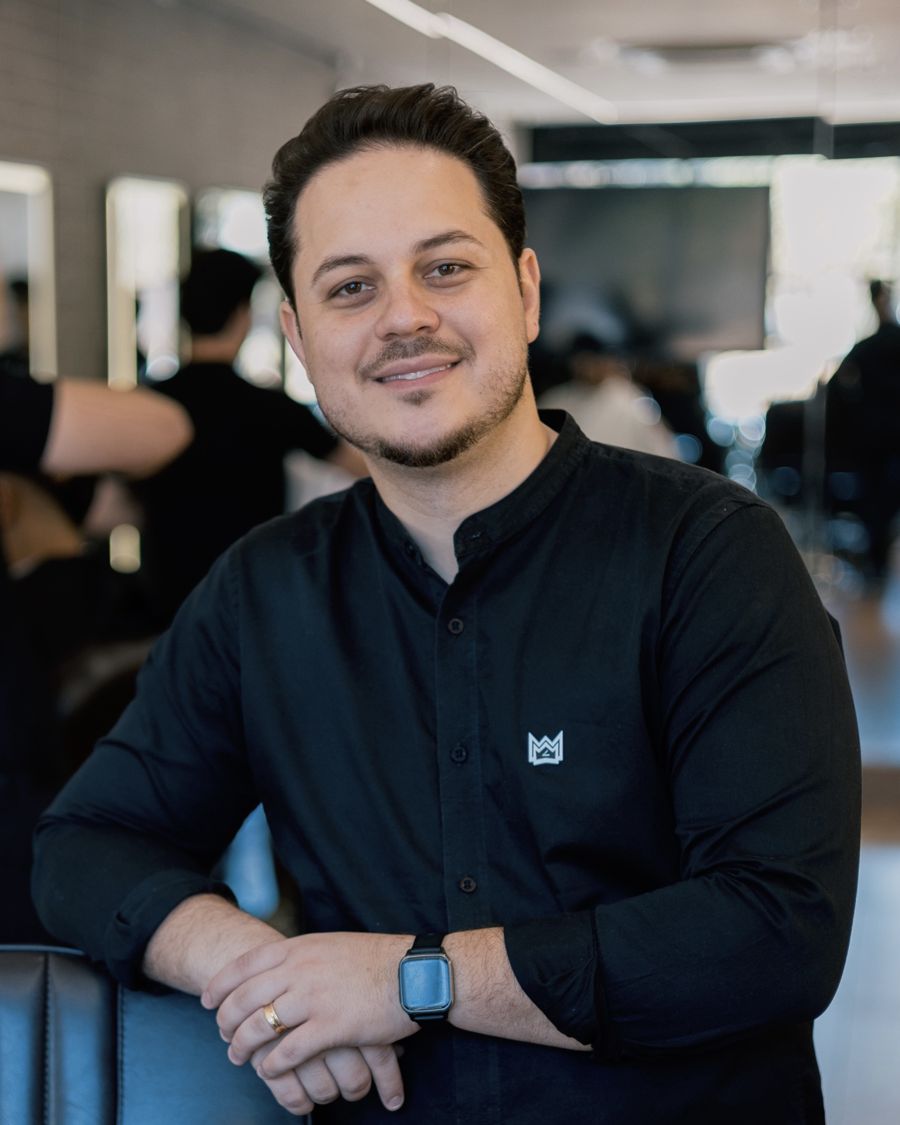 Marcos, fundador e barbeiro da Os Marcos Barbearia