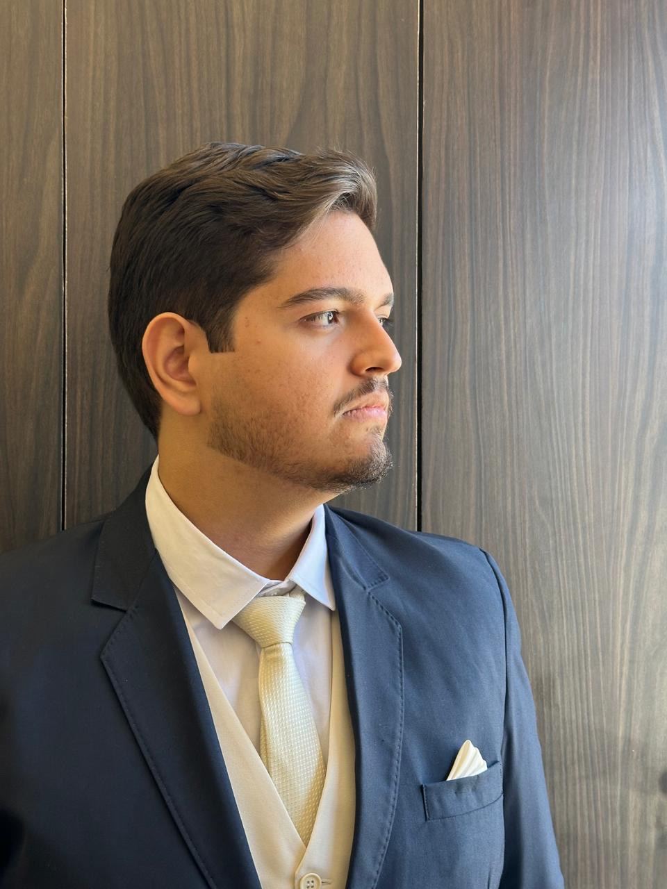 Cliente de perfil com corte social e barba alinhada