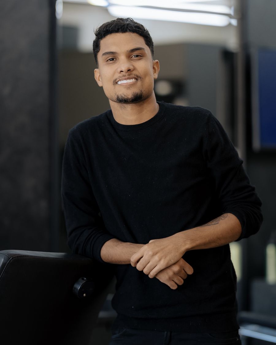 Igor, barbeiro da Os Marcos Barbearia
