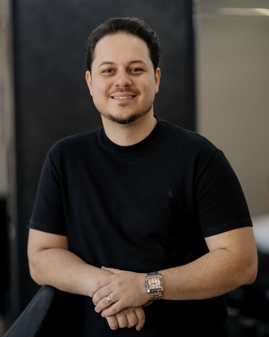 Marcos, fundador e barbeiro da Os Marcos Barbearia